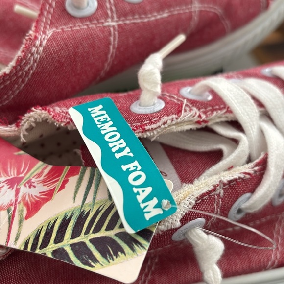 NWT Women’s Tommy Bahama Casual Slip on Scrunch back Memory Foam Sneakers Red 8 - Picture 8 of 8
